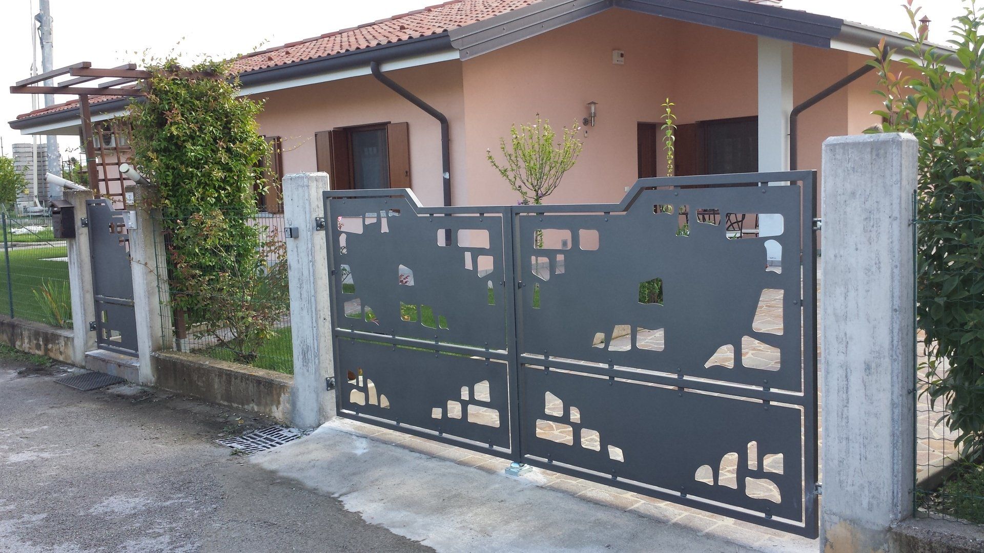 cancello nero con decorazioni