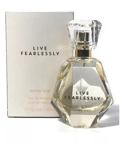 Frasco y caja de perfume Mary Kay, con la etiqueta 