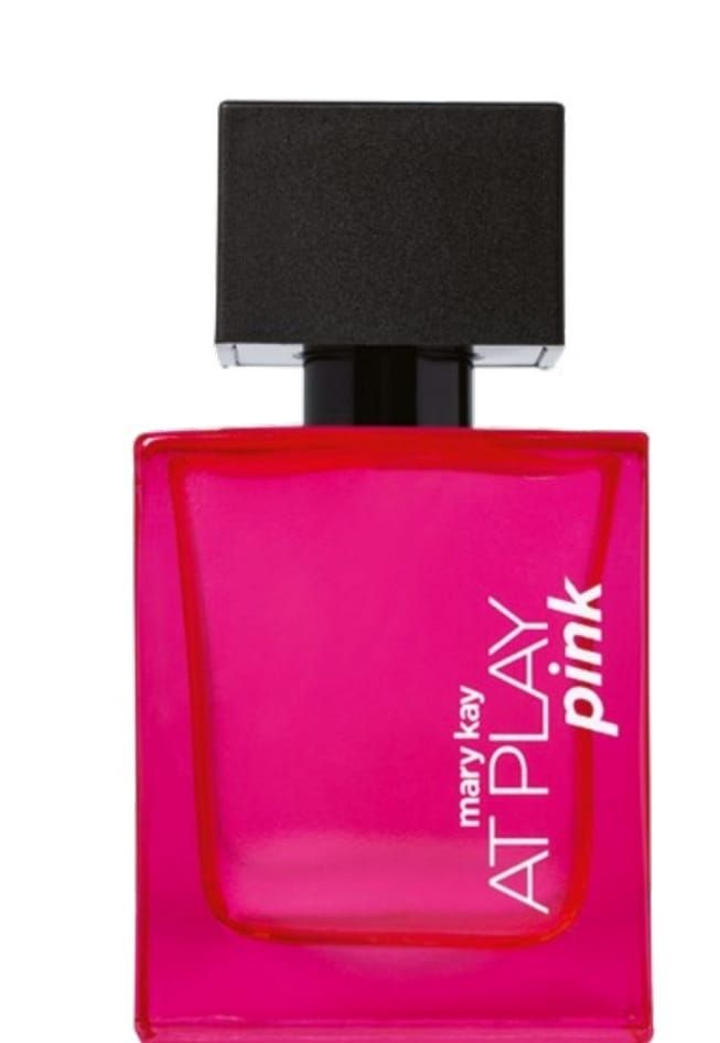 Frasco de perfume Mary Kay At Play de color rosa con tapón negro.