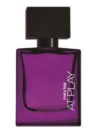 Frasco de perfume Mary Kay “At Play” de color morado con tapón negro.