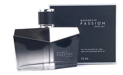 Frasco y caja de colonia Magnetic Passion sobre fondo blanco. Diseño en negro y plateado.