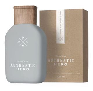 Botella y caja de colonia Mary Kay Authentic Hero; botella gris, tapa de madera marrón y caja color canela.