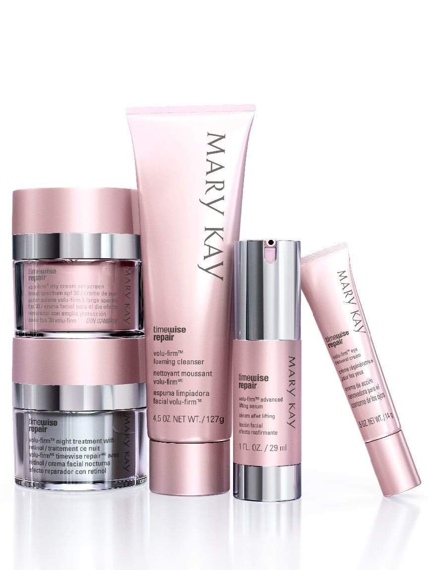 Productos para el cuidado de la piel Mary Kay en envases de color rosa y plateado.