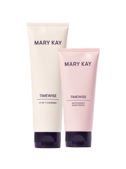 Dos tubos de productos de cuidado de la piel Mary Kay Timewise, uno limpiador y uno humectante.