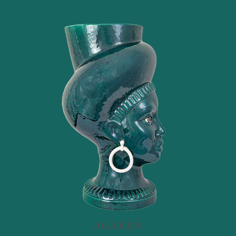 testa in ceramica monocroma