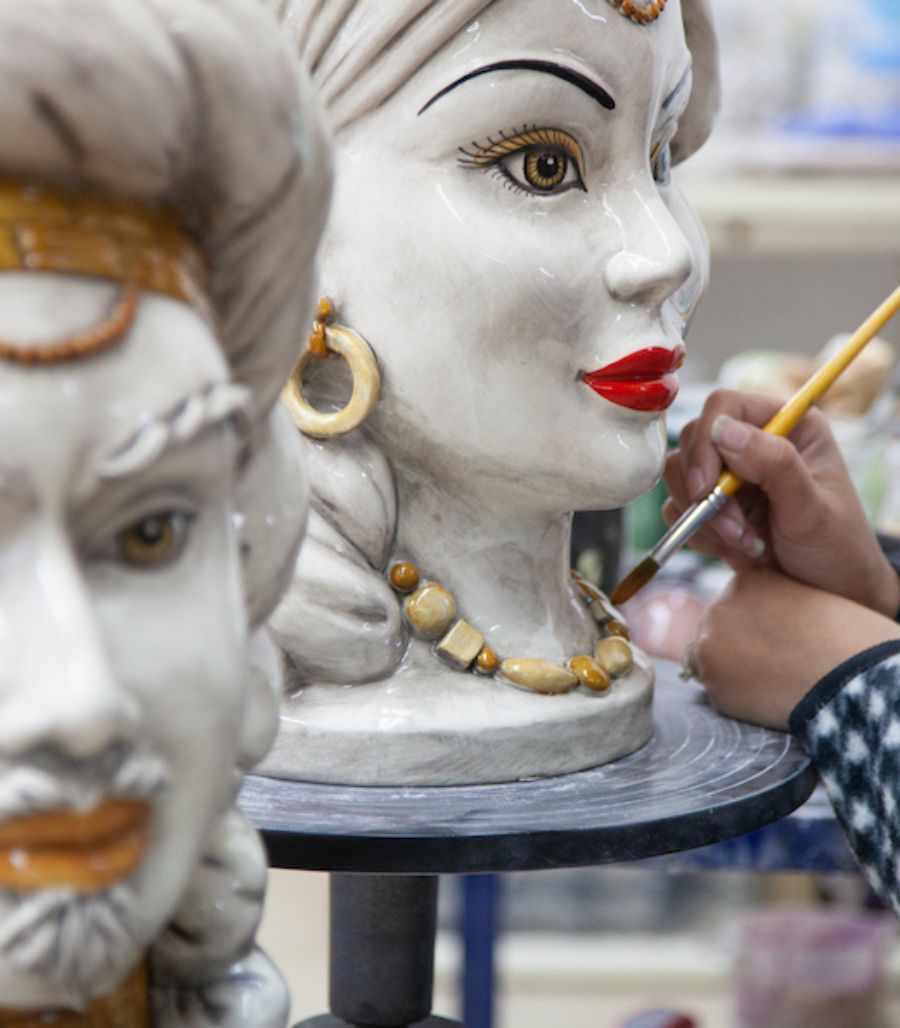 Visi delle teste in ceramica