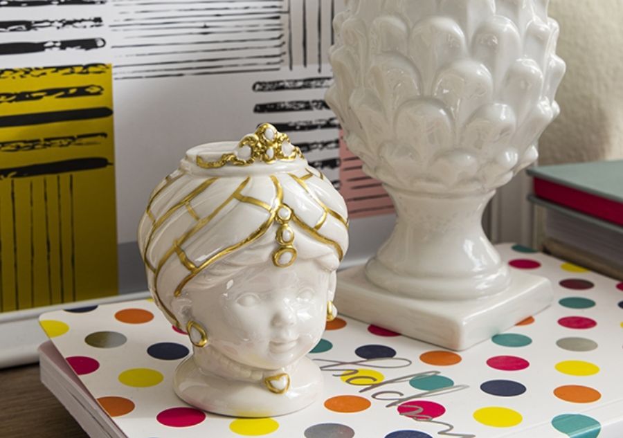 testa in ceramica bianca