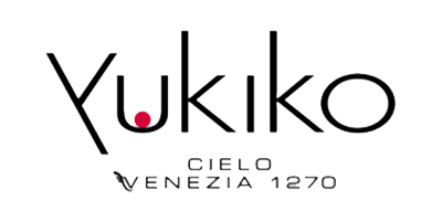 Logo del marchio di gioielli Yukiko con un punto rosso come accento, seguito dalla scritta 