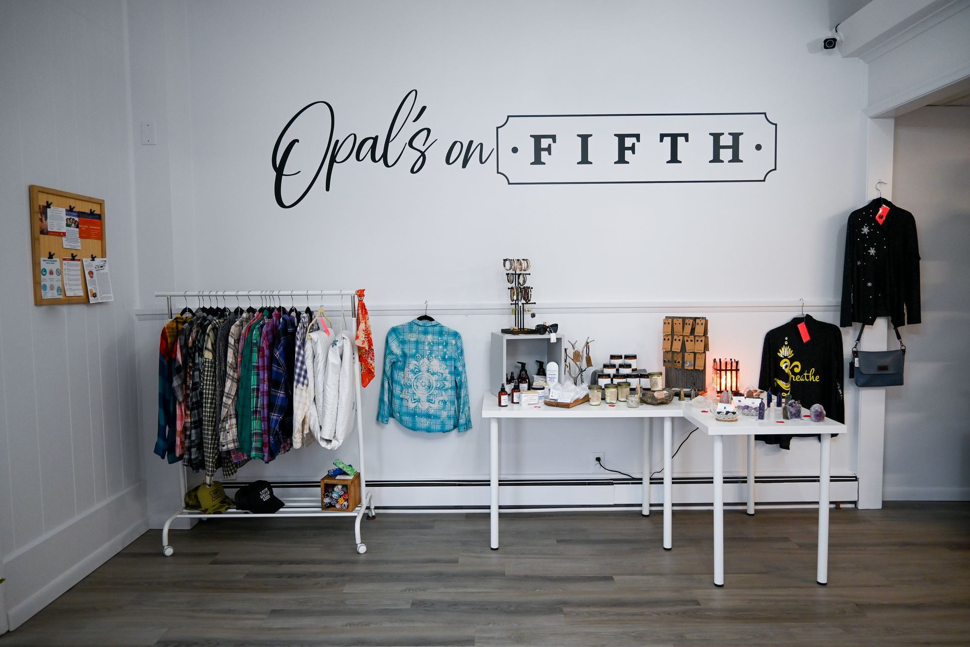 A white wall with the words opal 's on fifth on it