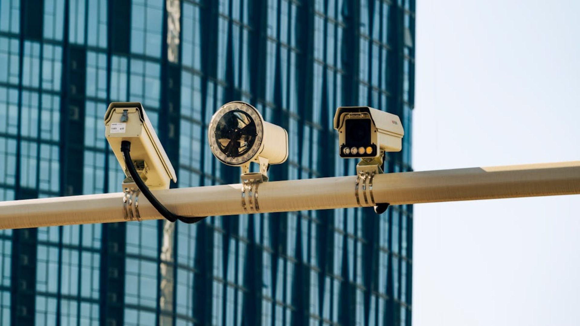 Una casa amarilla con techo rojo está en la esquina de una calle.