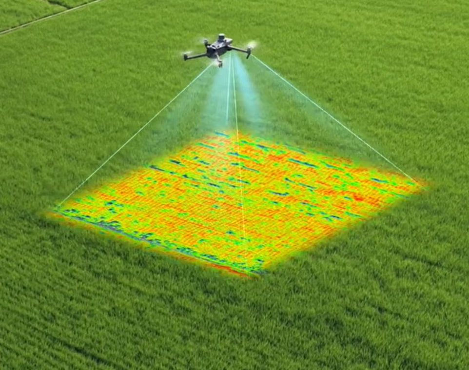 Un dron está volando sobre un campo de hierba.