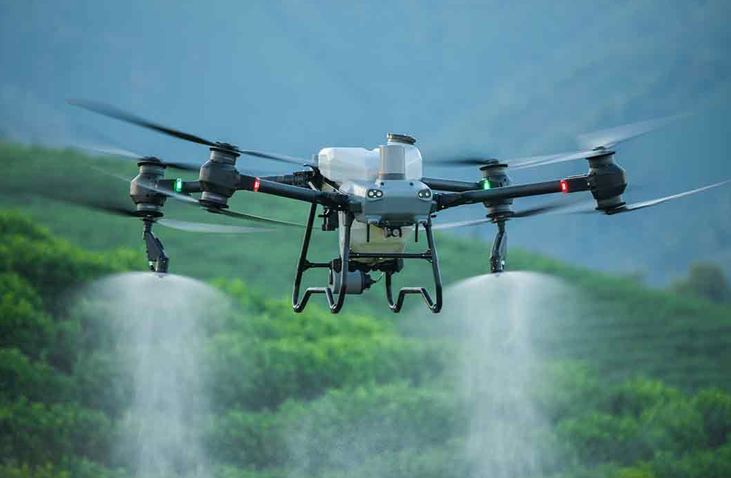 Un dron está rociando agua en un campo.