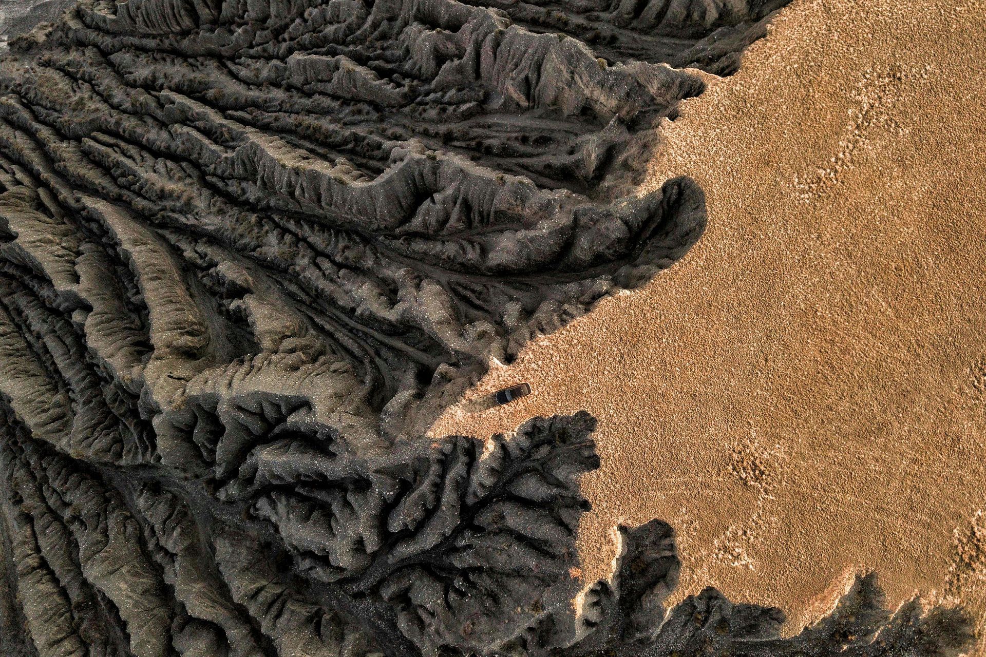 Un primer plano de un montón de arena y rocas.