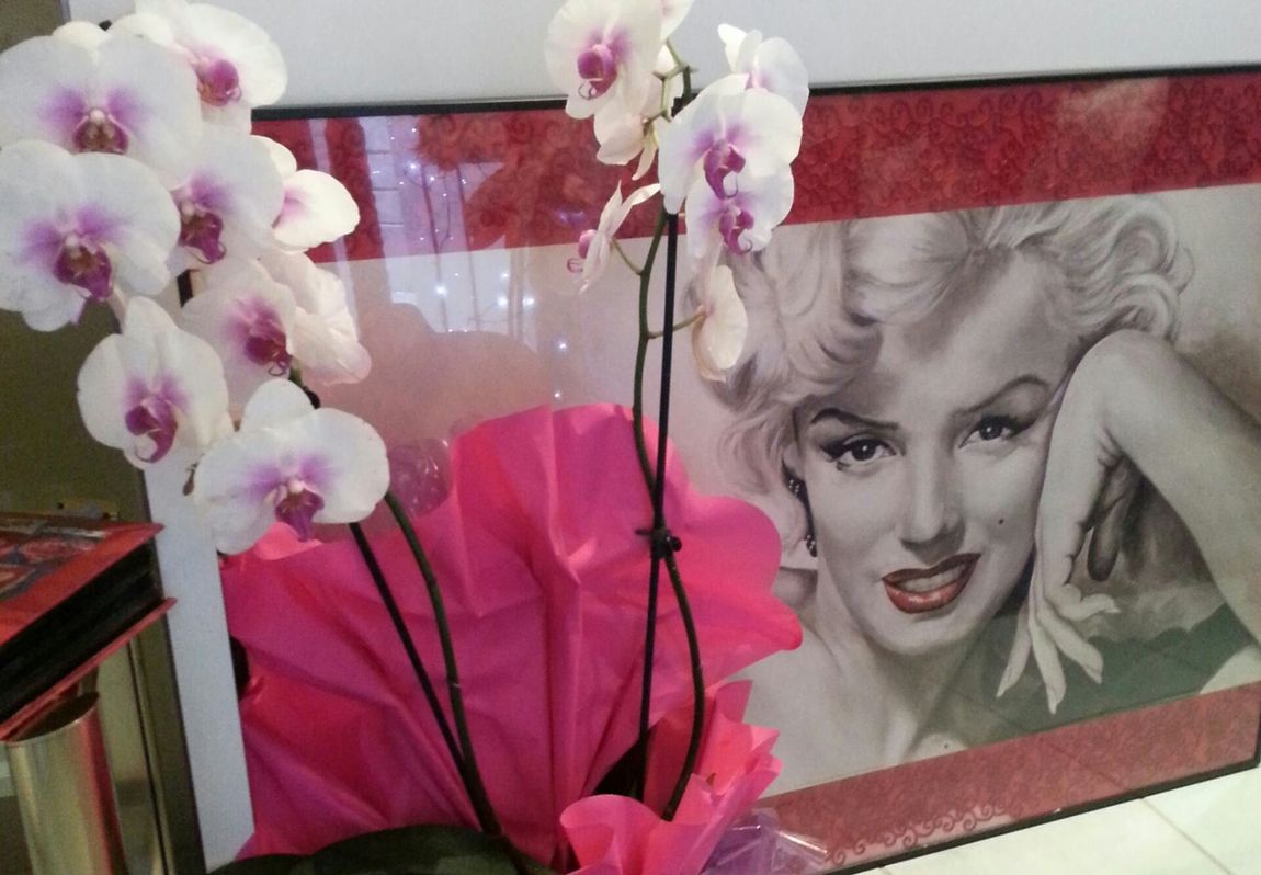 Orchidee e stampa di Marilyn Monroe
