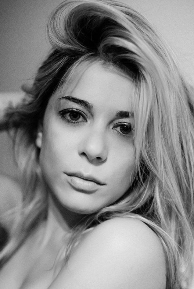 Ragazza in bianco e nero