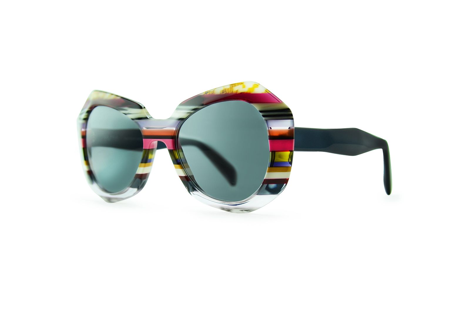 Un paio di occhiali da sole con montatura colorata su sfondo bianco.