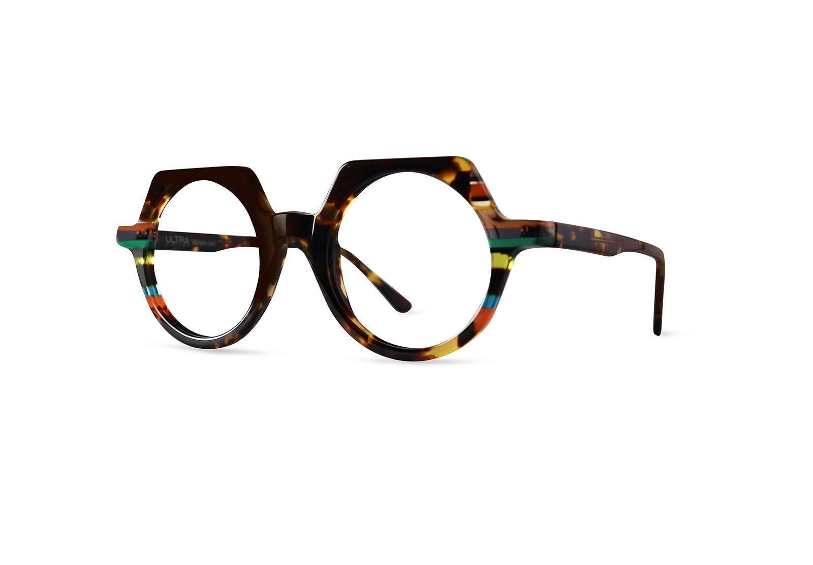 Un paio di occhiali con montatura colorata su sfondo bianco.