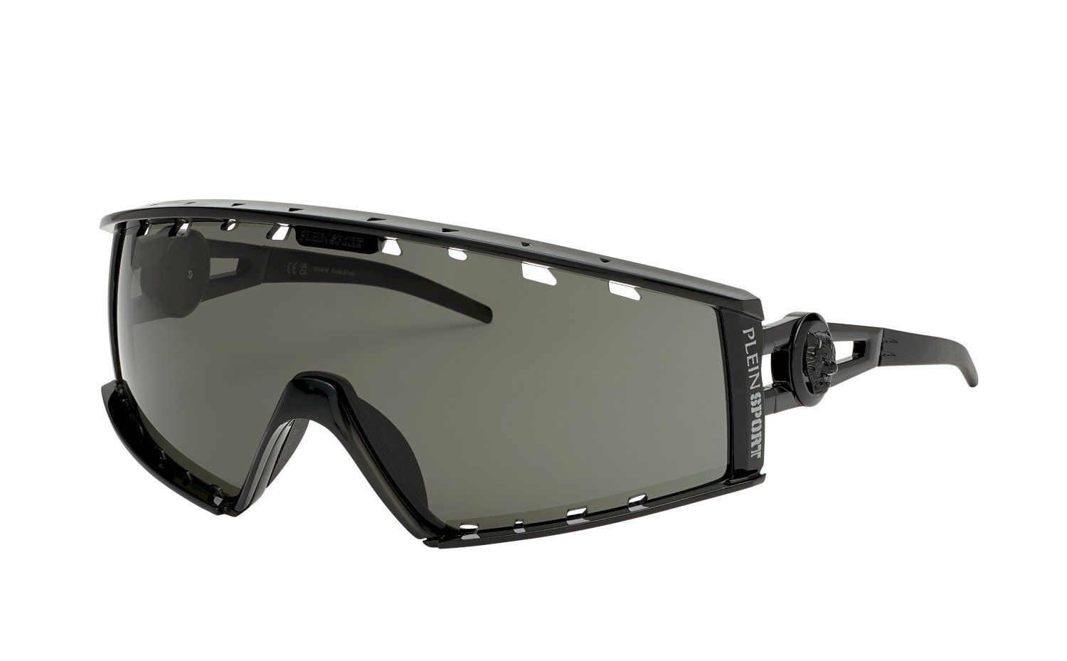 Un paio di occhiali da sole neri con lenti grigie su sfondo bianco.