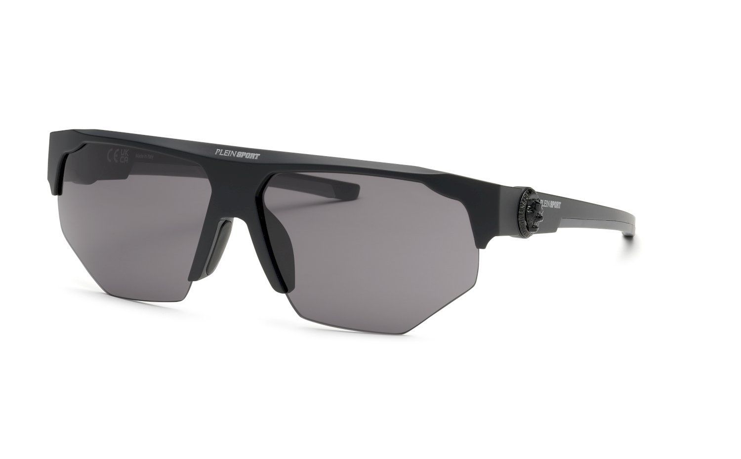 Un paio di occhiali da sole con montatura nera e lenti grigie su sfondo bianco.