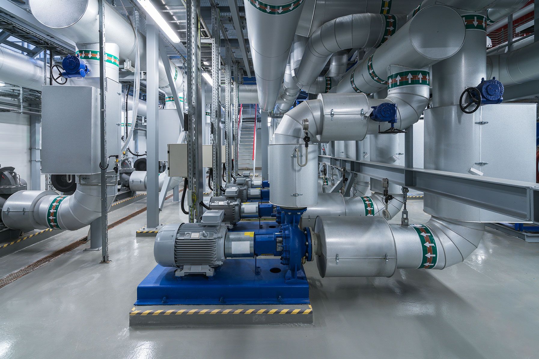 Il y a beaucoup de tuyaux et de pompes dans cette pièce.