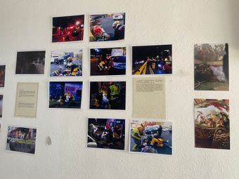 Fotos fijadas en una pared blanca con textura; varias imágenes con escenas nocturnas, personas y accidentes.