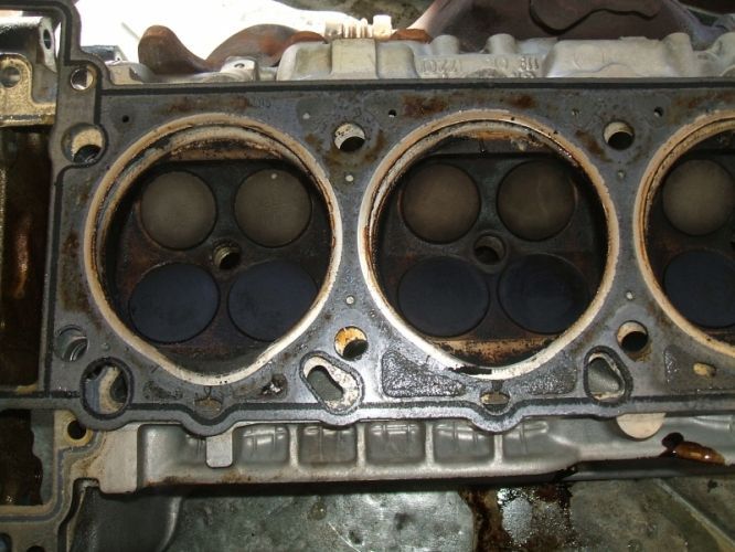 MB SL500 Cylinder Head Image #10