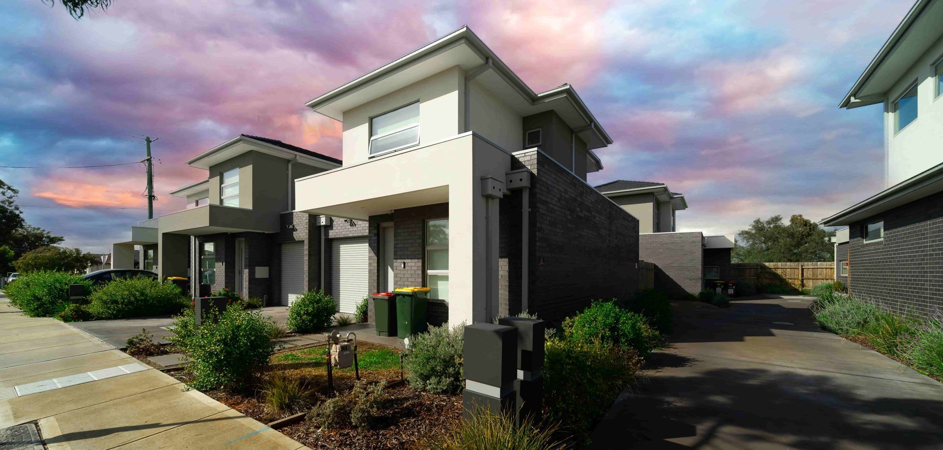 A row of houses are lined up next to each other in a residential area. — Andrew Logan Building In Narromine, NSW
