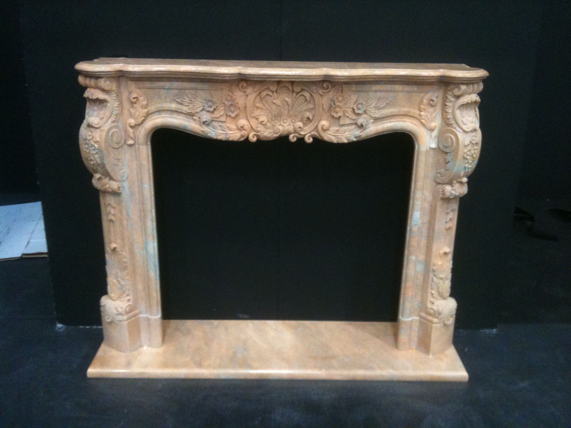 camini in marmo  di Marmi Scafa a Roma