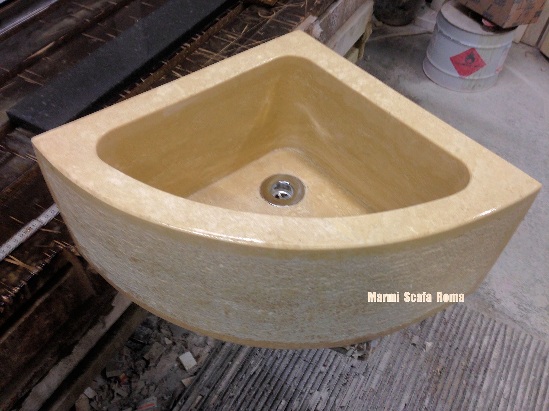 lavandino di marmo con Marmi Scafa a Roma
