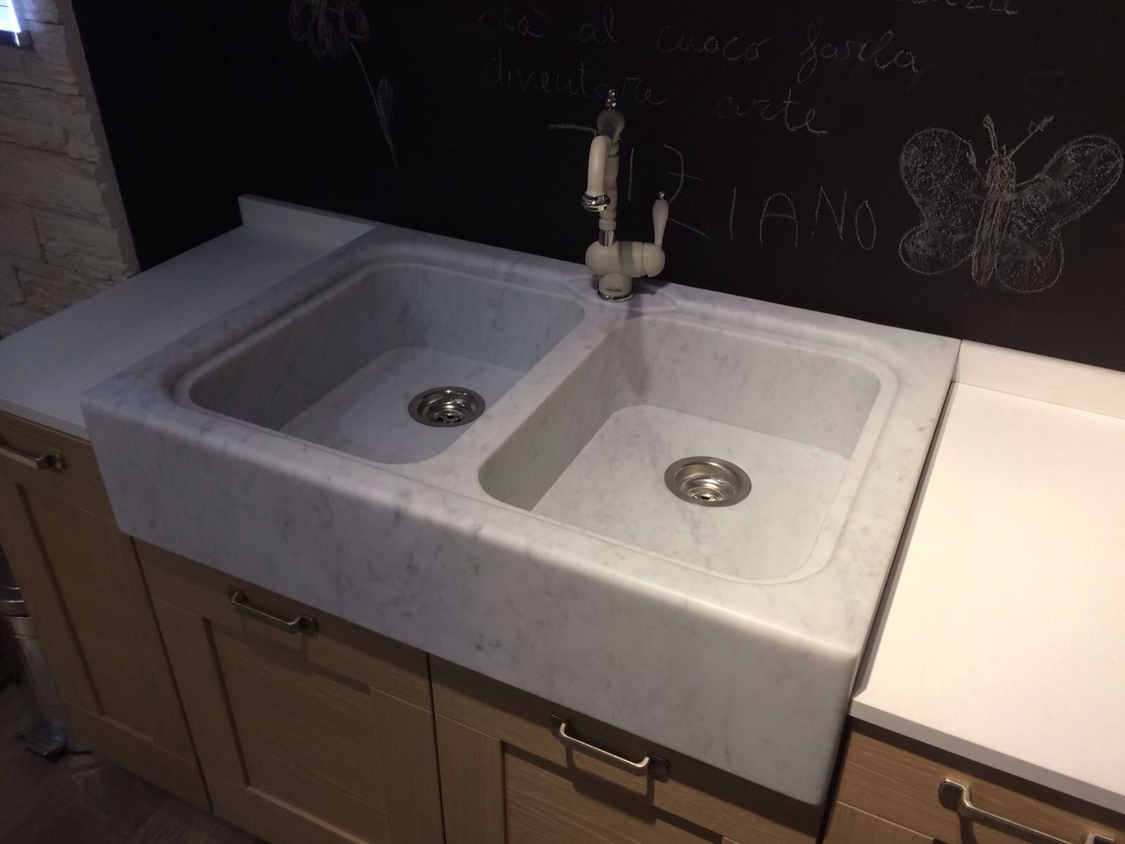 lavandino di marmo con Marmi Scafa a Roma