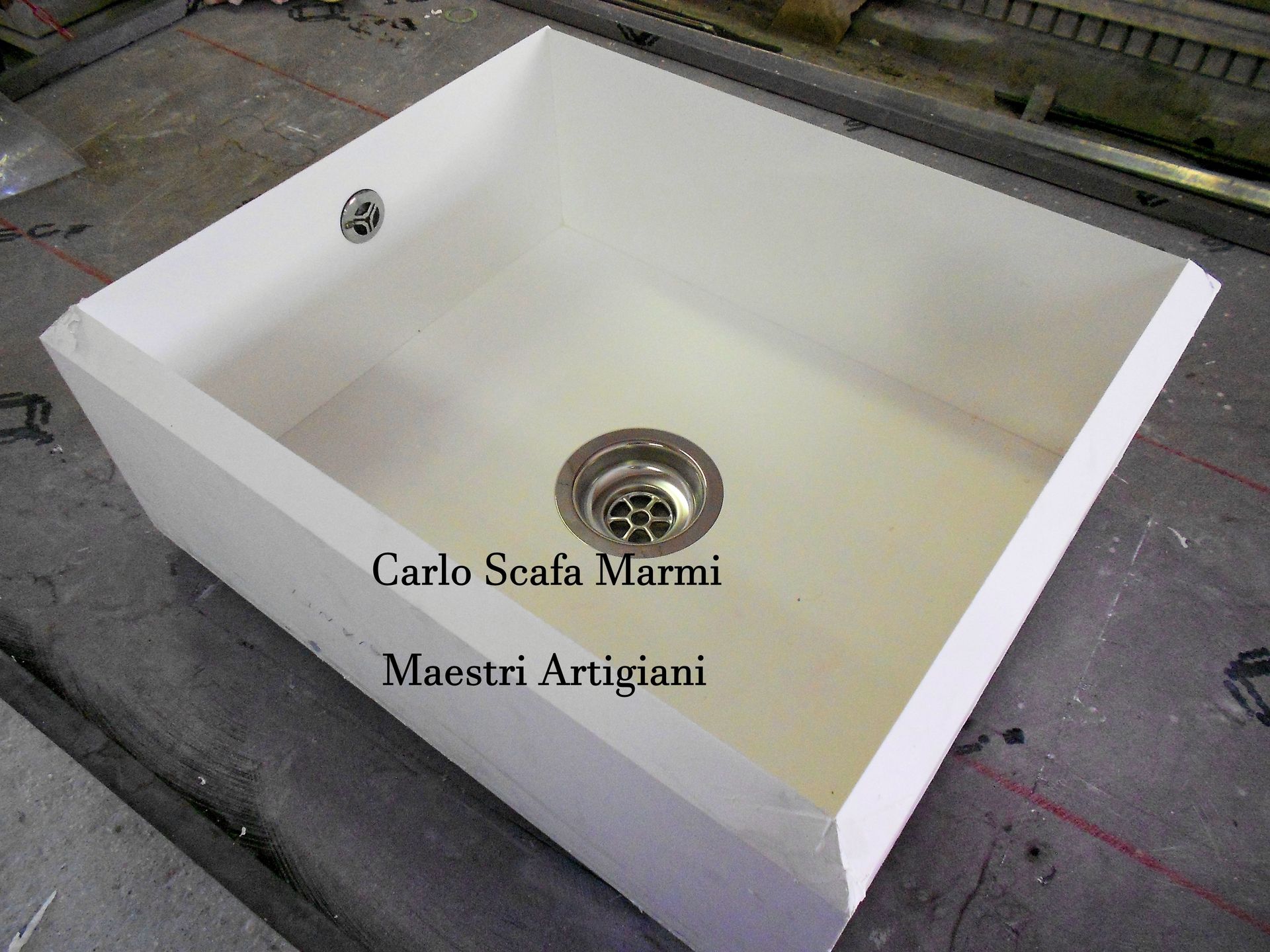 lavandino di marmo con Marmi Scafa a Roma