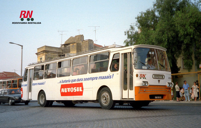 Autocarro da rodoviária nacional com publicidades AUTOSIL
