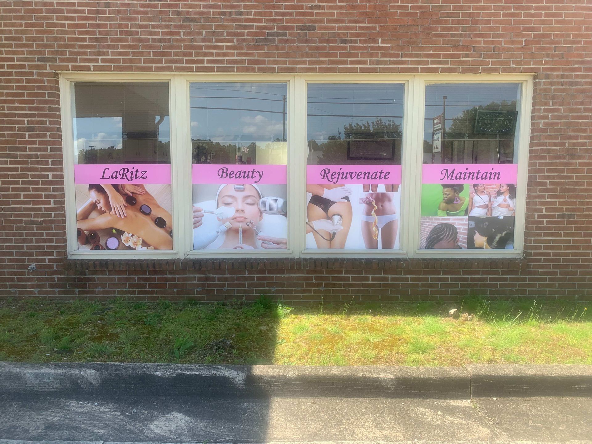 A brick building with a window that says ' la vie ' on it