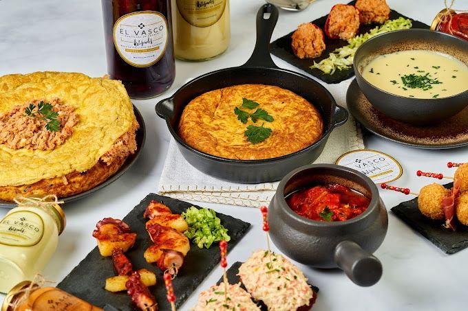 Una mesa cubierta con platos de comida y una botella de mostaza.