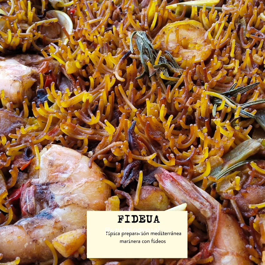 Un primer plano de un plato de comida con una etiqueta que dice fideua.