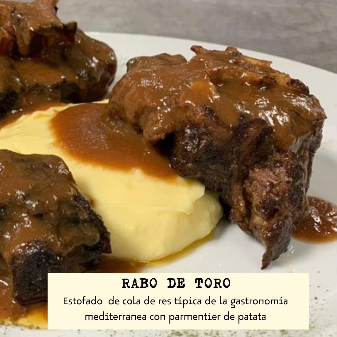 Un plato de rabo de toro con puré de patatas y salsa.
