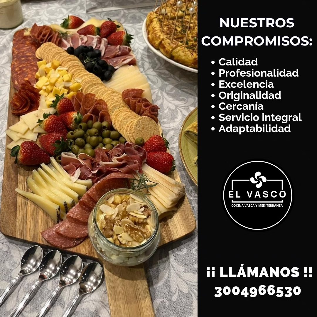 Una tabla de cortar de madera con una variedad de alimentos sobre ella.