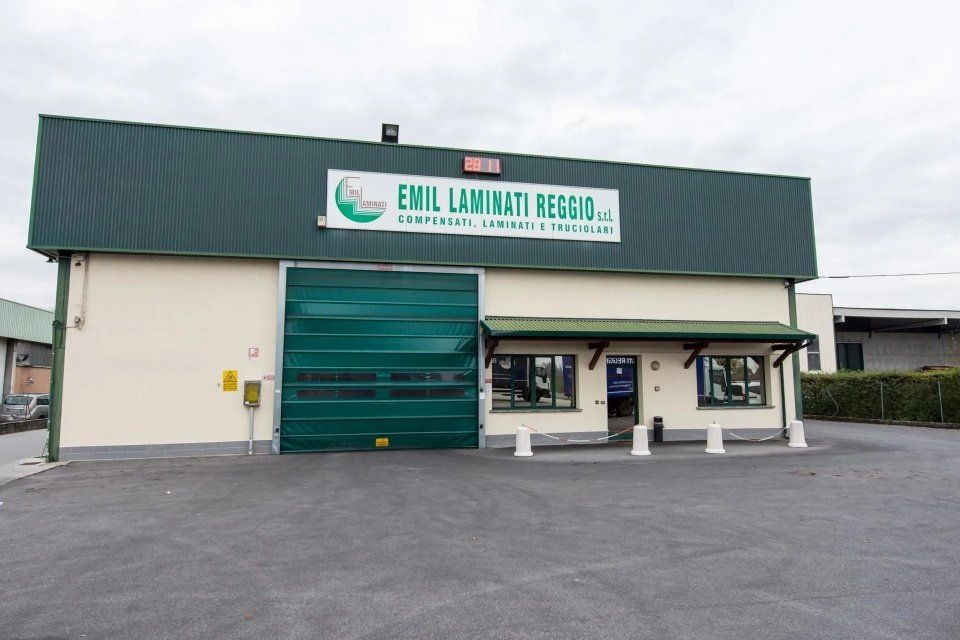 sede di un'attività con insegna verde e bianca