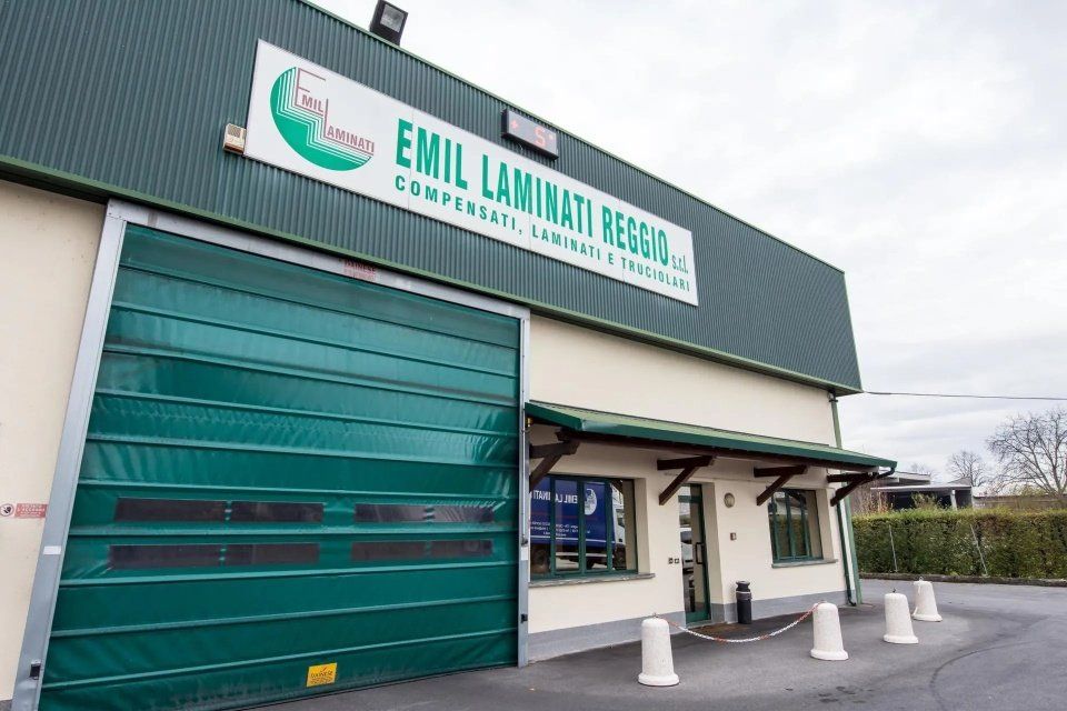 sede di un'azienda con insegna verde e bianca