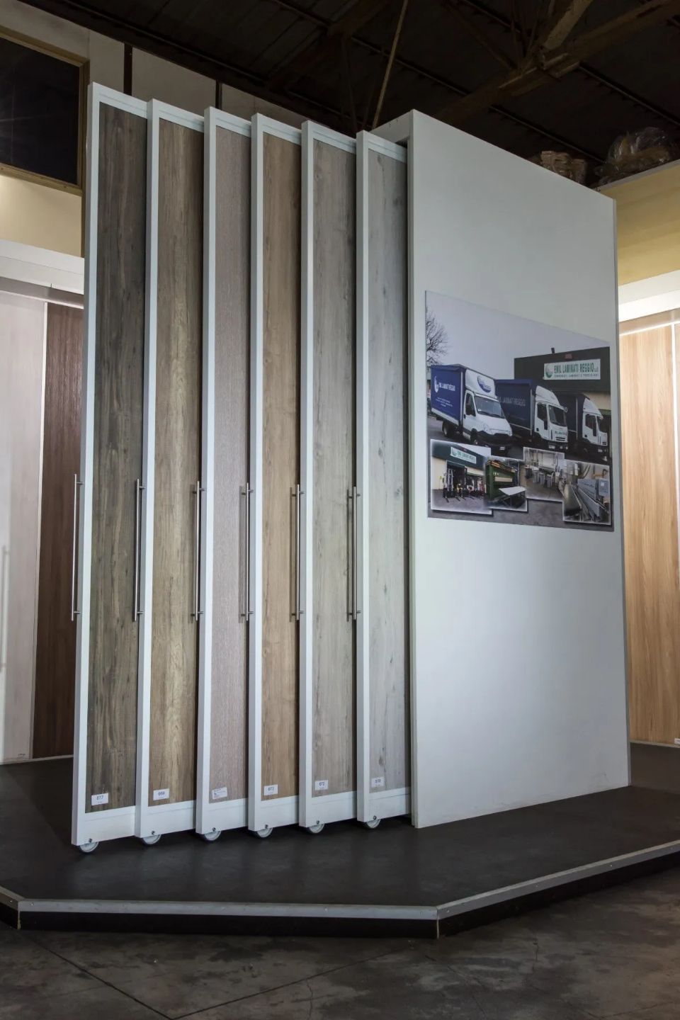 pannelli effetto legno di vari tipi in esposizione