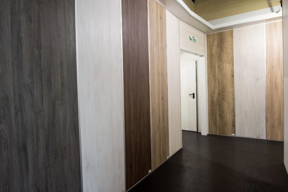 showroom di pannelli effetto legno per pavimentazioni