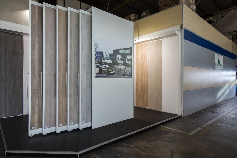showroom di pannelli effetto legno