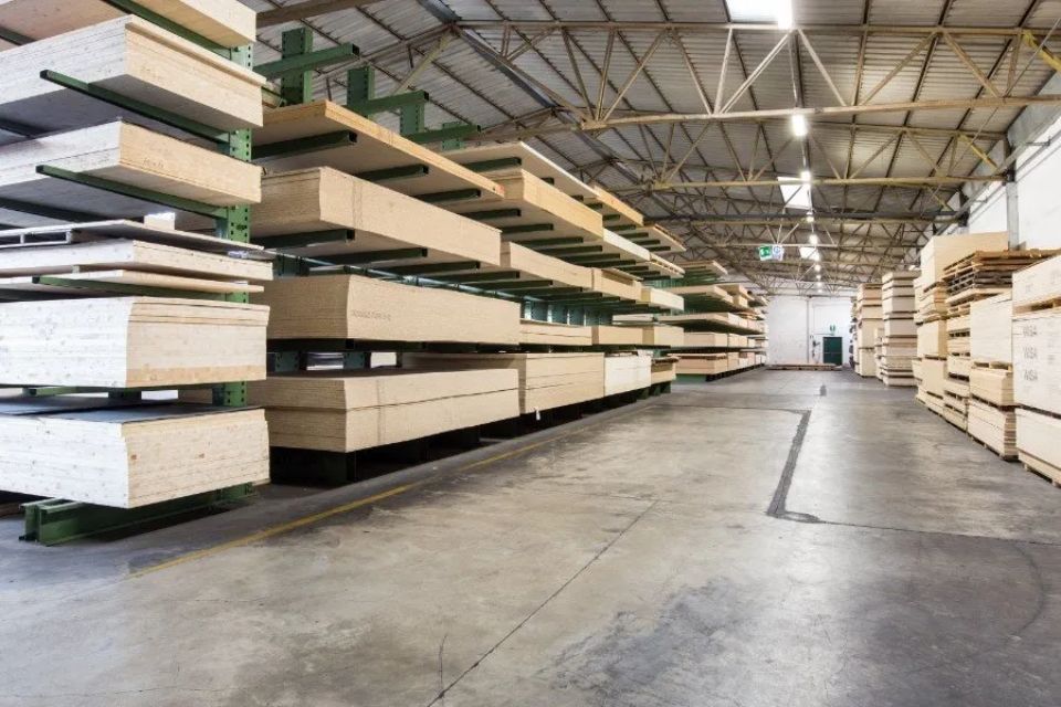 pannelli di legno impilati in un magazzino