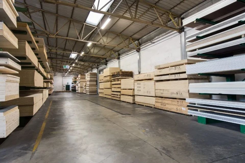 magazzino con pannelli di legno per rivestimenti