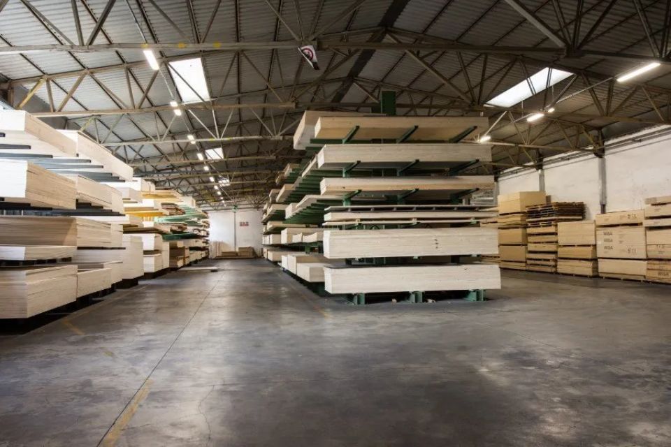 pannelli di legno per arredamento dentro a un magazzino