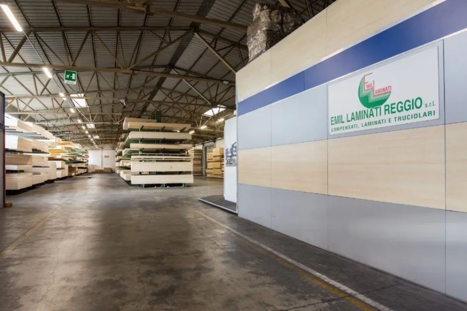 magazzino con pannelli di legno per pavimentazioni