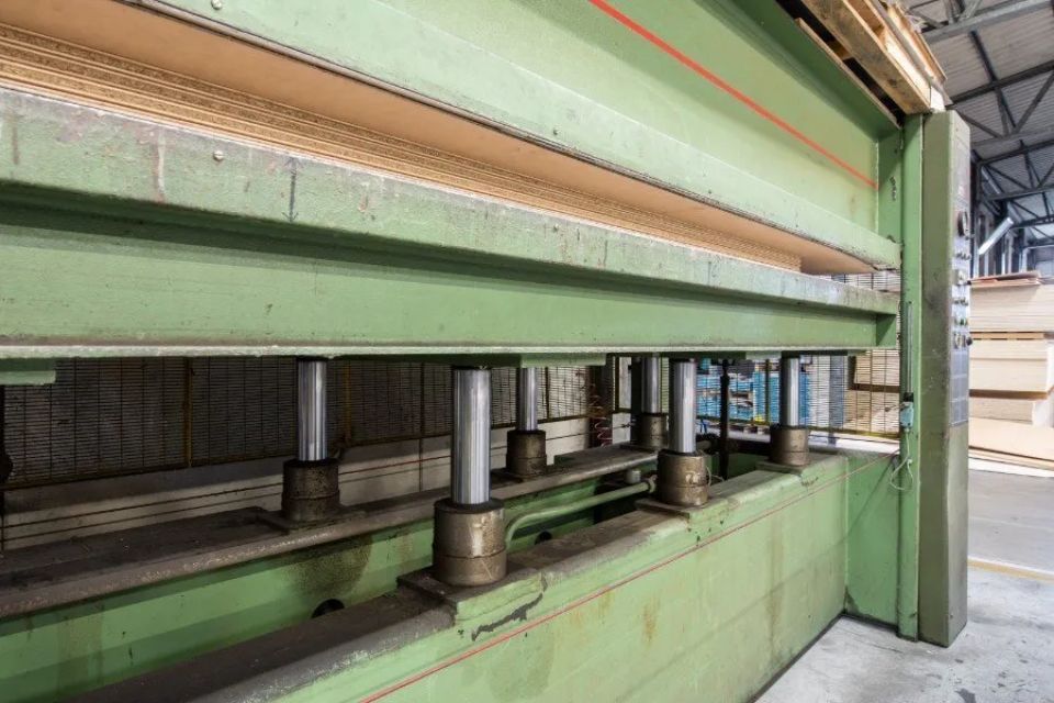 macchinario industriale per il taglio del legno