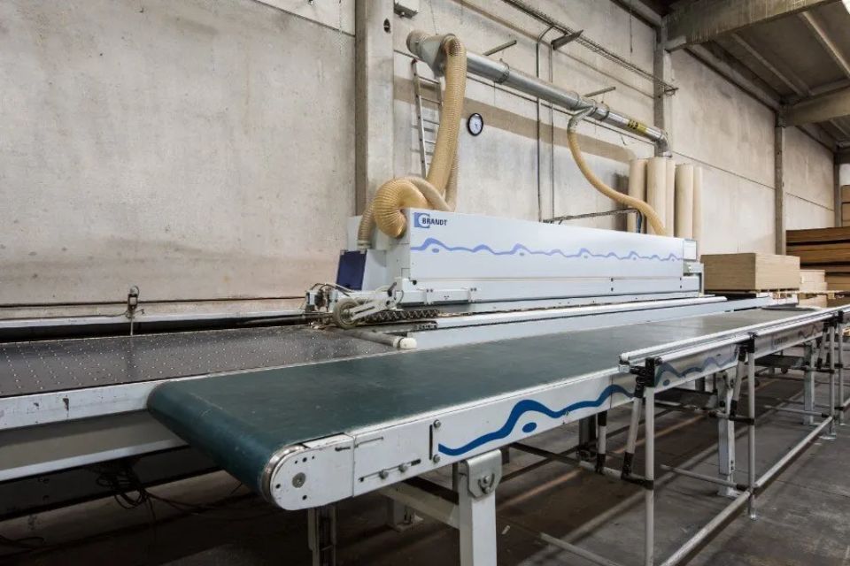 macchinario per taglio di pannelli di legno