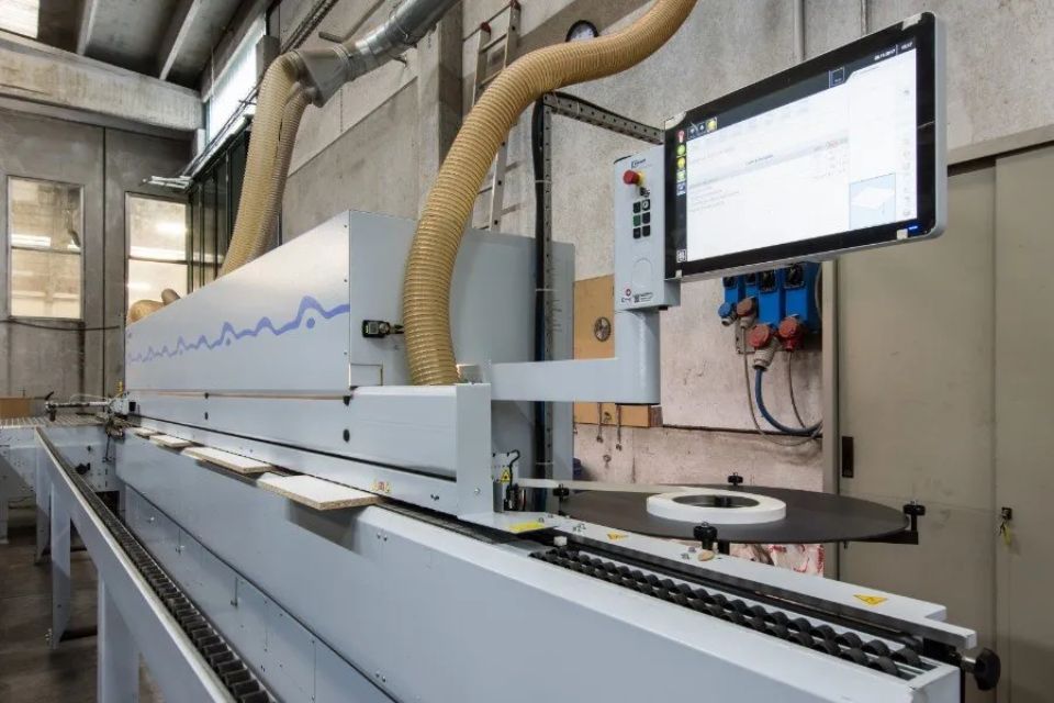 macchinario per taglio di pannelli in legno per arredamento