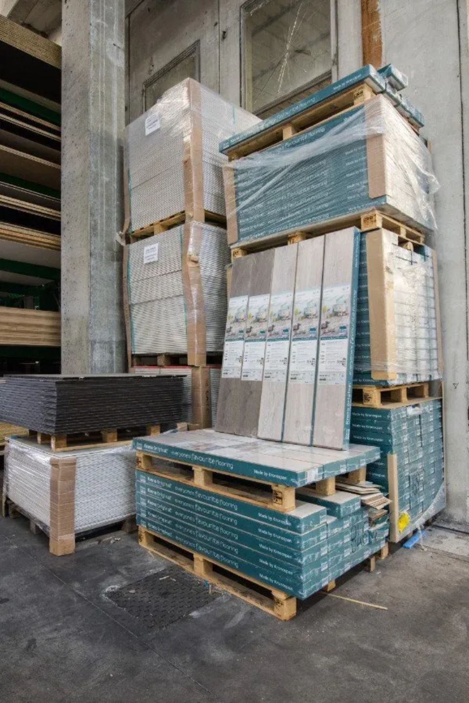 pannelli in legno in un magazzino